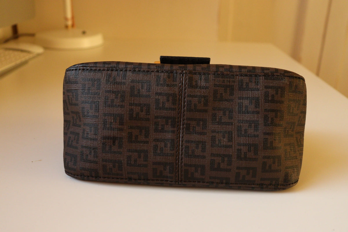 Fendi Mini Mamma Baguette in tela zucchino cerata