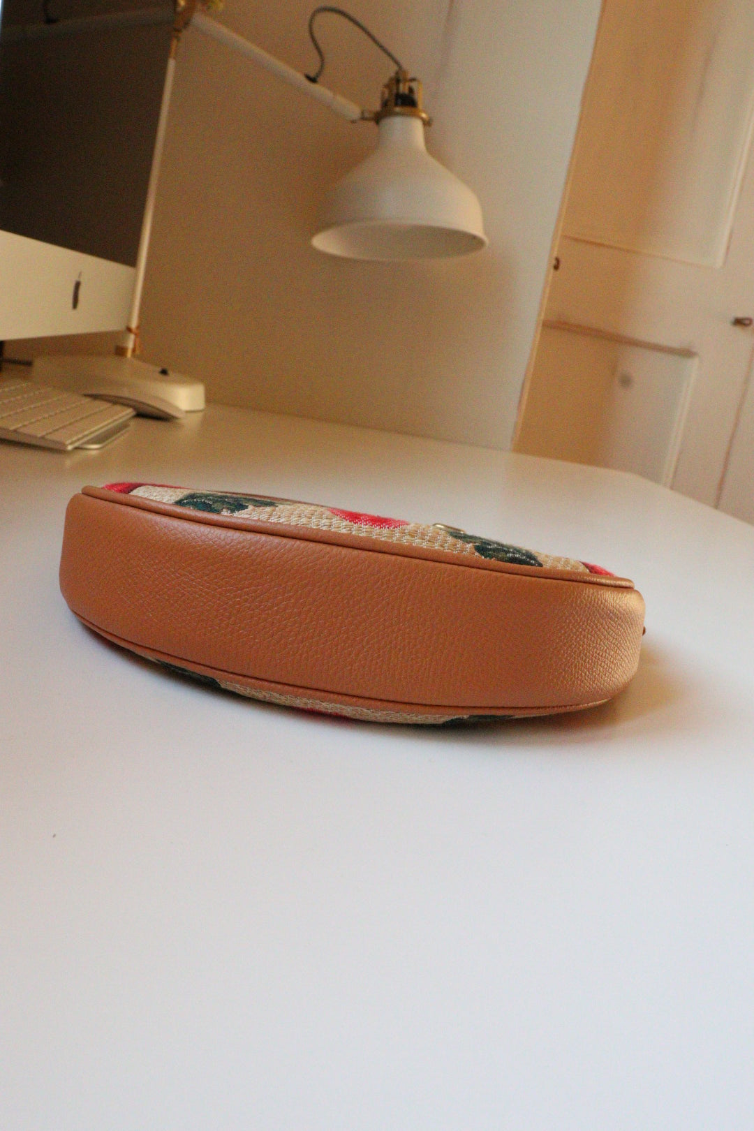 Mini Hobo Valentino Garavani in rafia con ricamo ciliegie