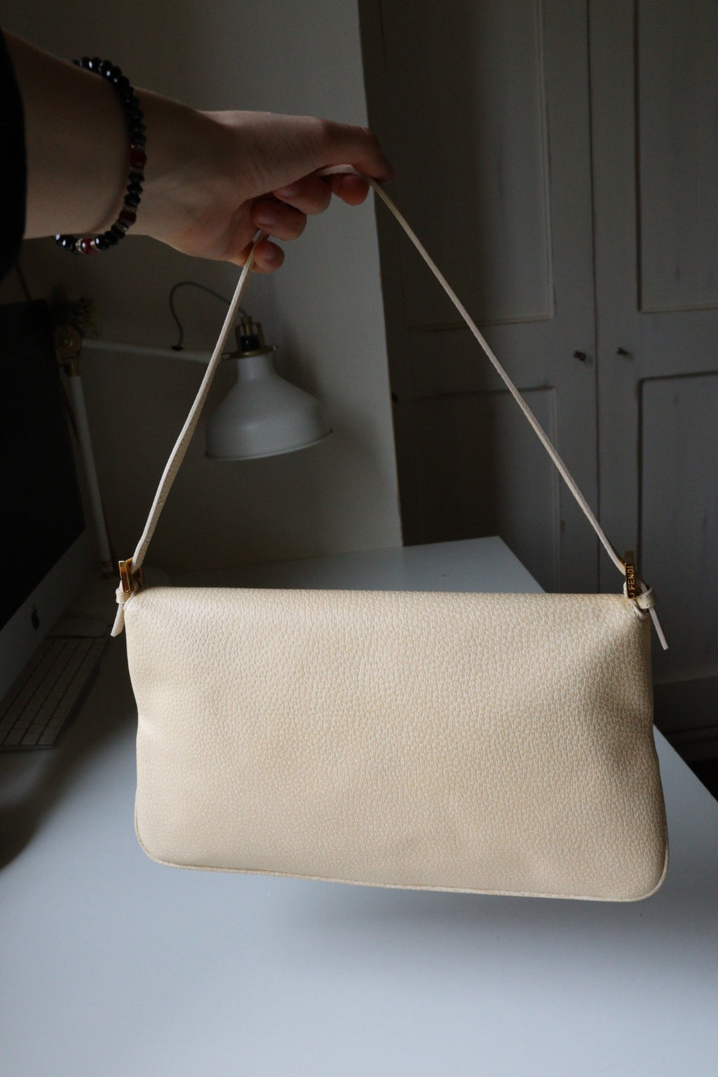 Fendi Baguette Flat con inserto in pietra color champagne nella chiusura
