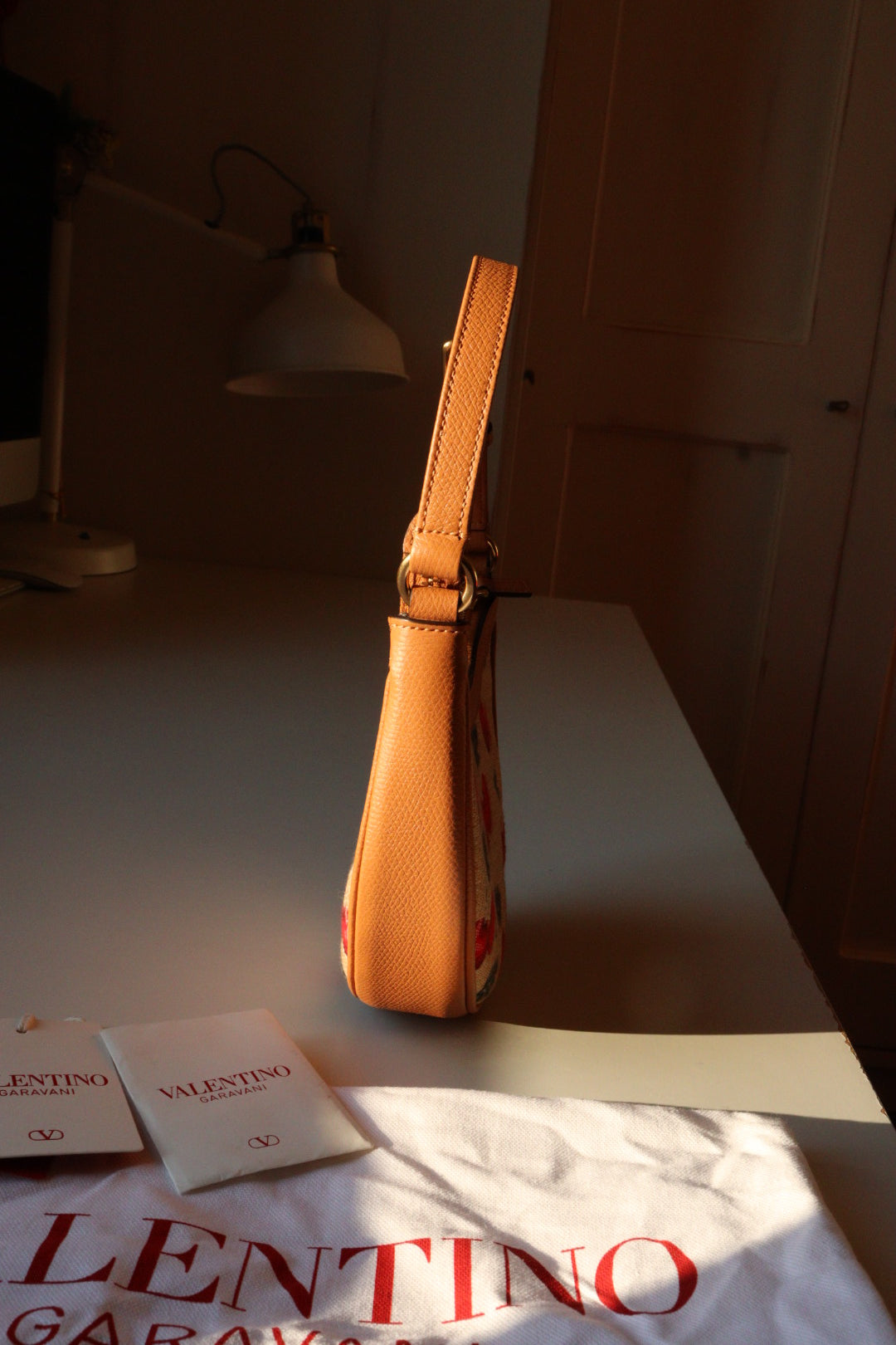 Mini Hobo Valentino Garavani in rafia con ricamo ciliegie
