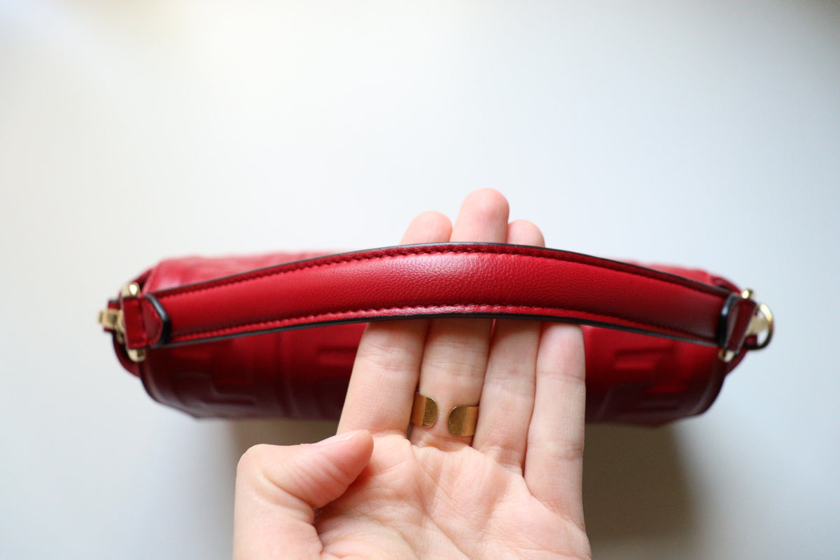 Fendi Baguette FF Embossed color rosso scuro