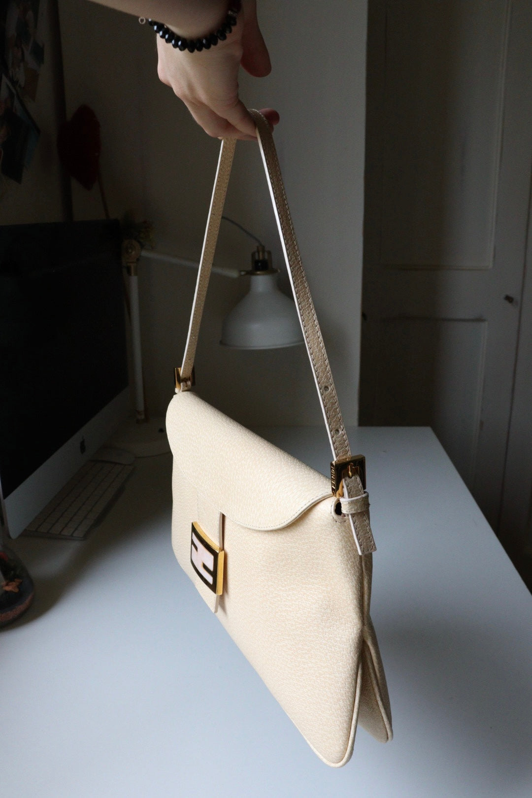 Fendi Baguette Flat con inserto in pietra color champagne nella chiusura