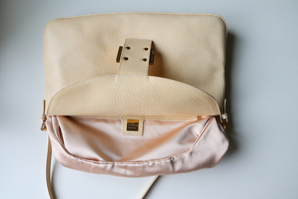 Fendi Baguette Flat con inserto in pietra color champagne nella chiusura