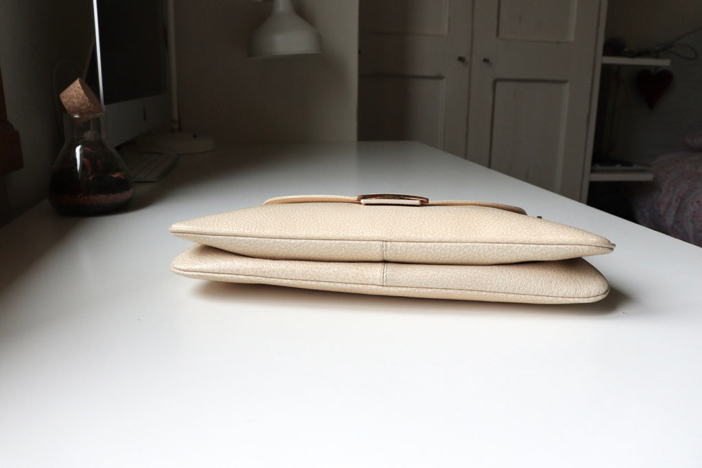 Fendi Baguette Flat con inserto in pietra color champagne nella chiusura