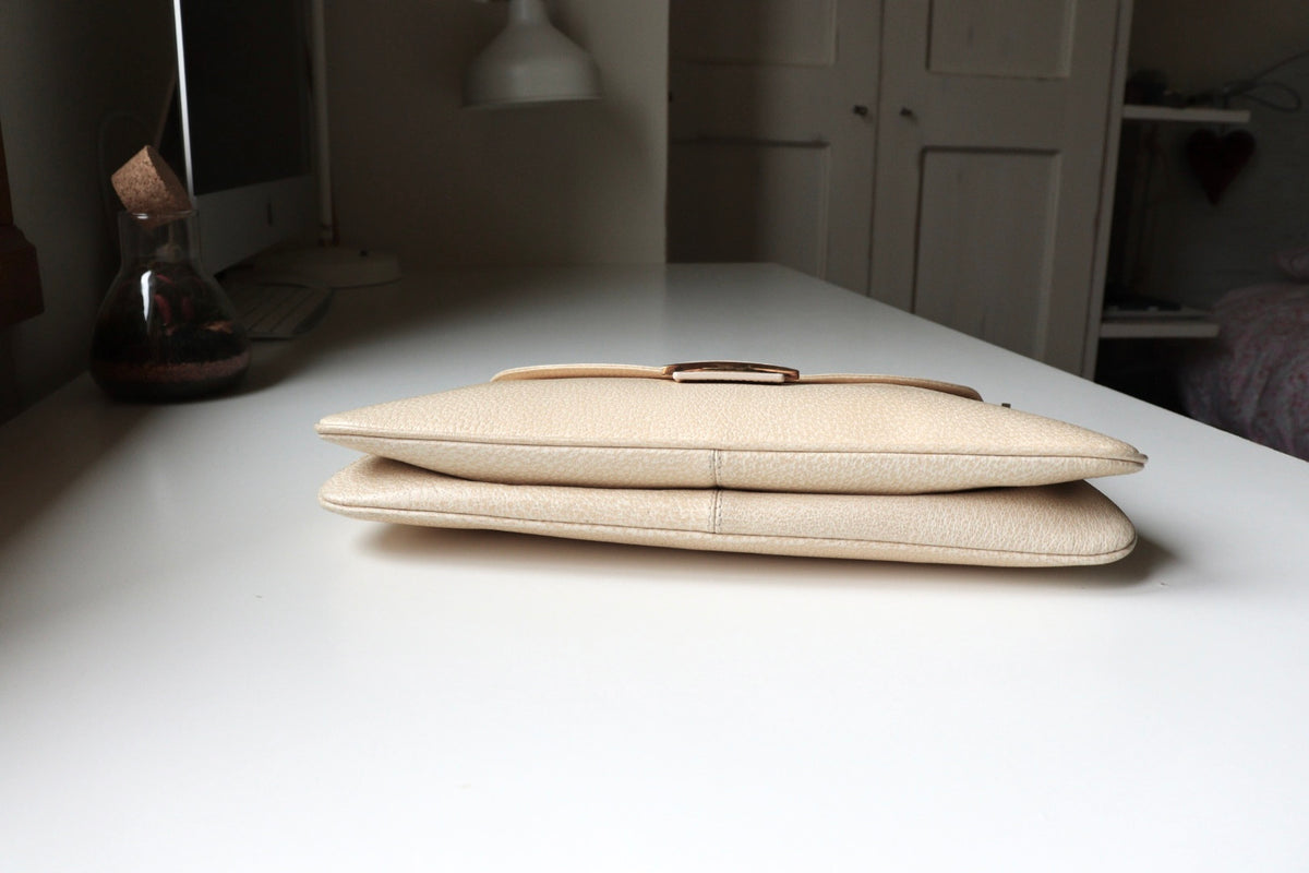 Fendi Baguette Flat con inserto in pietra color champagne nella chiusura