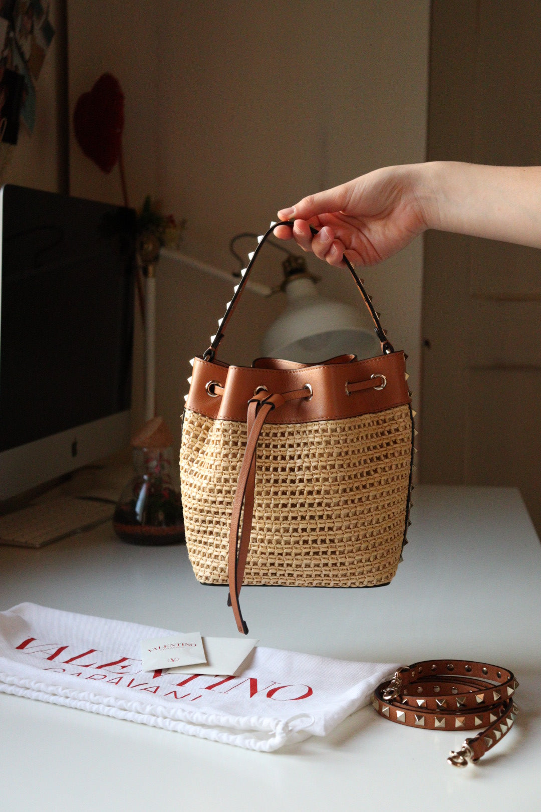 Secchiello rockstud in rafia intrecciata Valentino Garavani