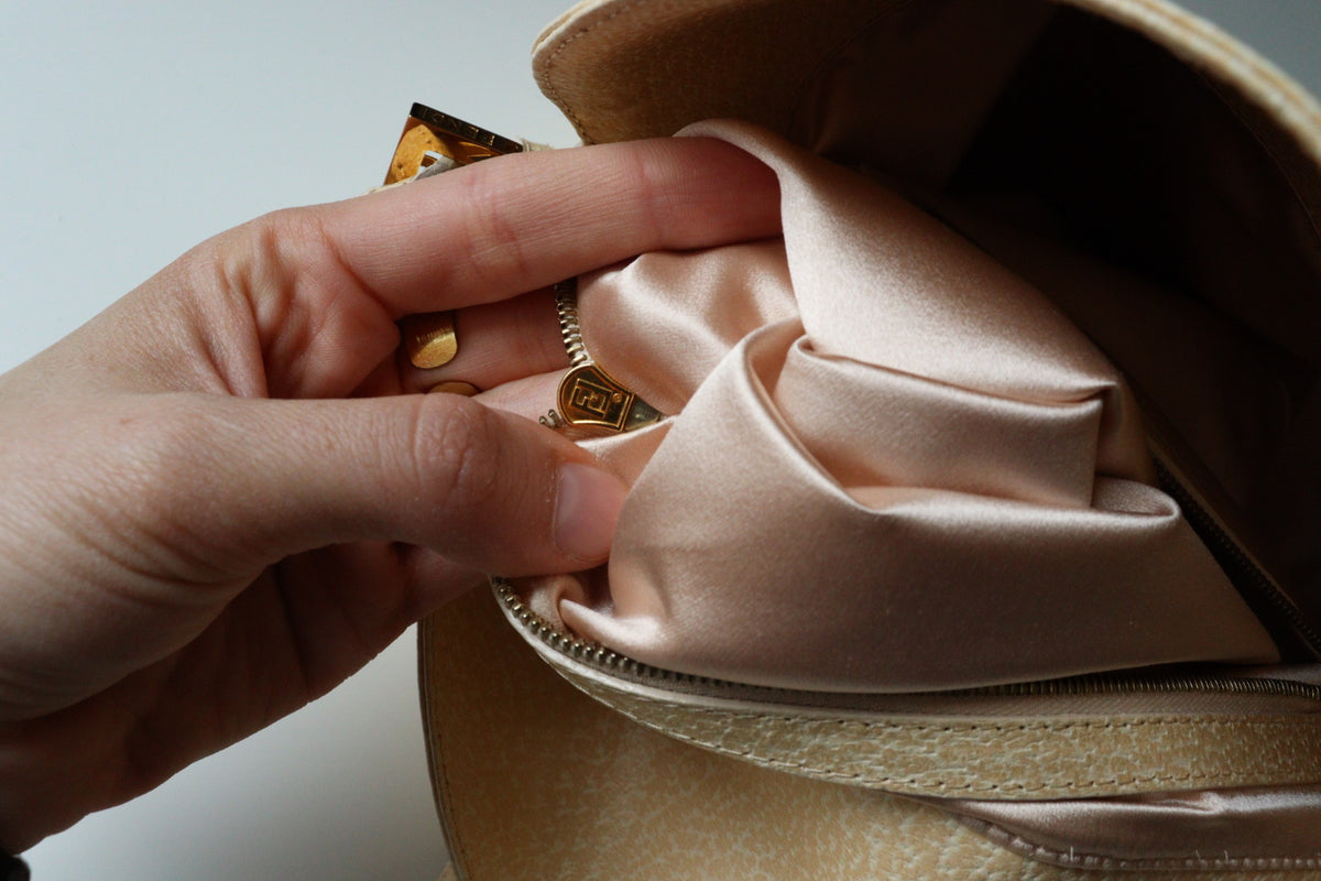 Fendi Baguette Flat con inserto in pietra color champagne nella chiusura