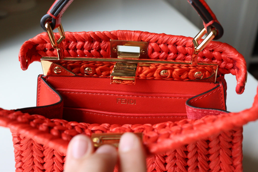 Fendi Peekaboo ISeeu Interlace Petite in rafia color corallo