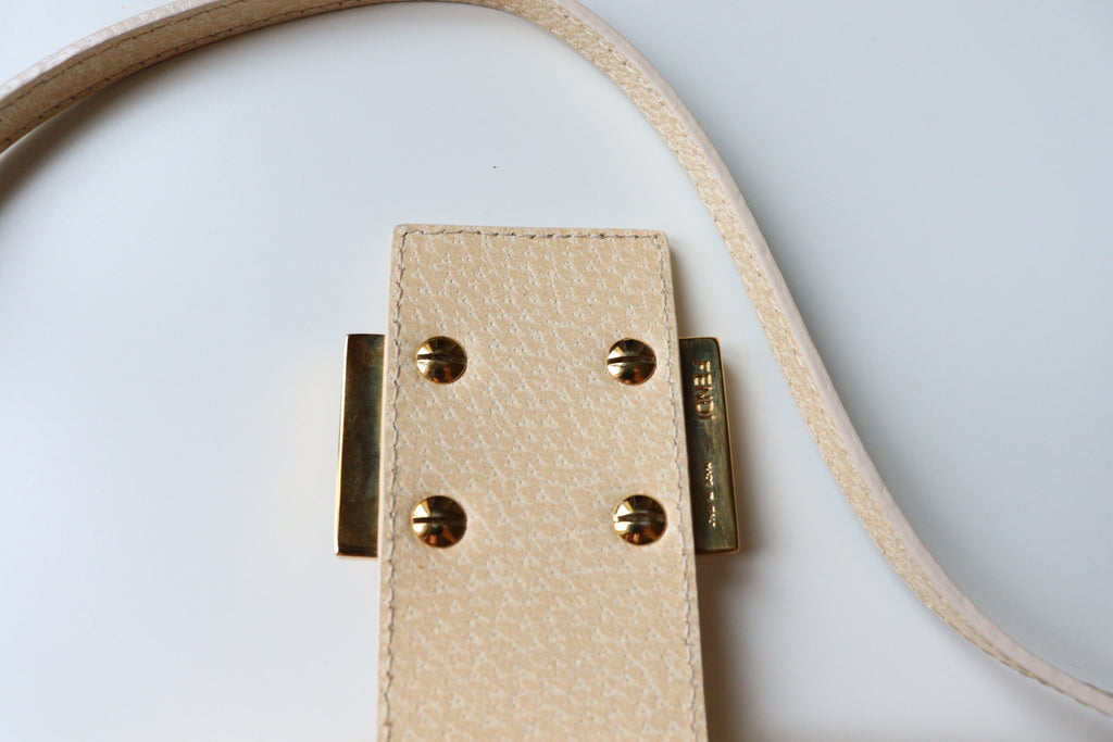 Fendi Baguette Flat con inserto in pietra color champagne nella chiusura