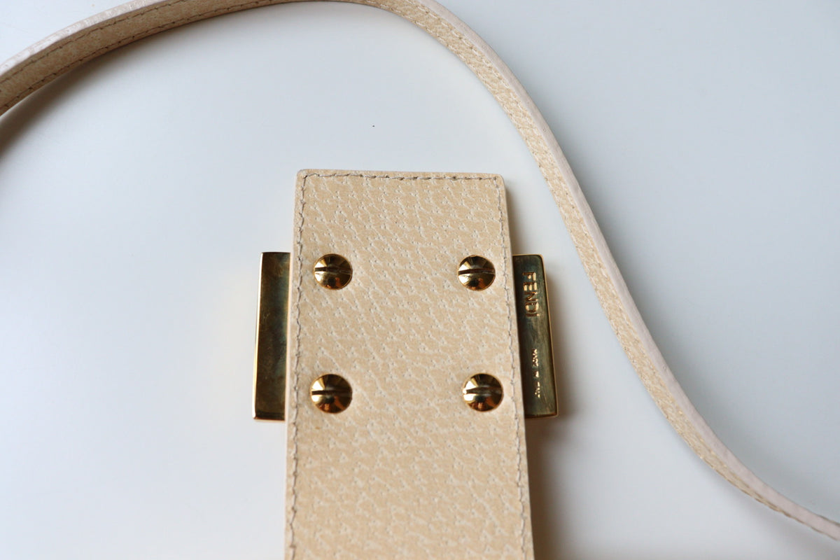Fendi Baguette Flat con inserto in pietra color champagne nella chiusura