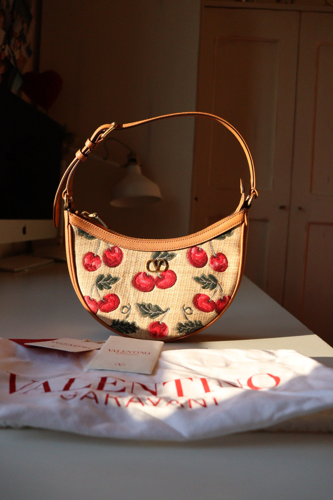 Mini Hobo Valentino Garavani in rafia con ricamo ciliegie