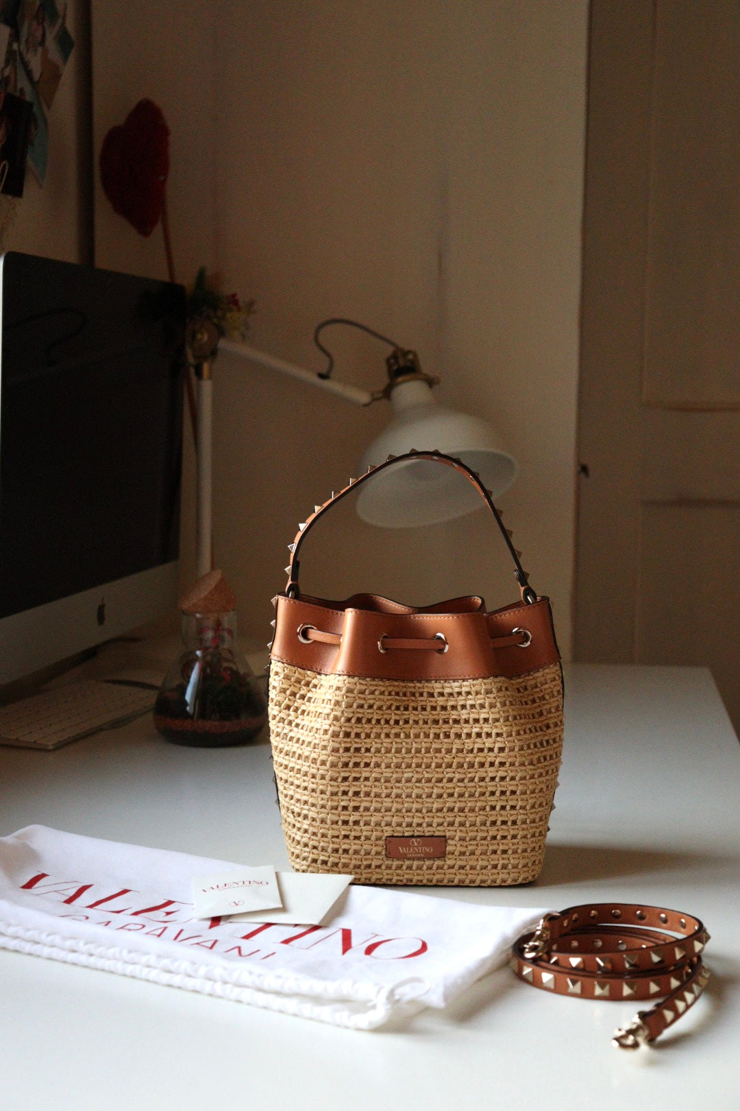 Secchiello rockstud in rafia intrecciata Valentino Garavani