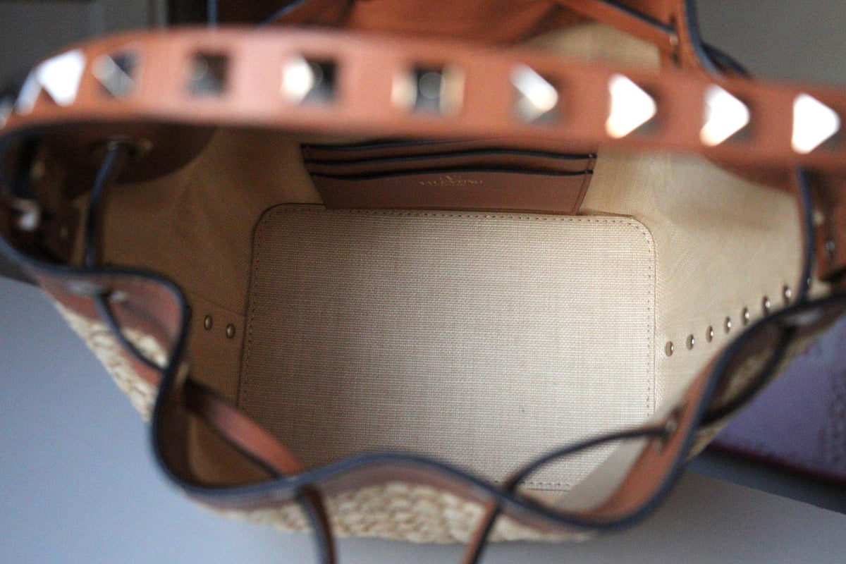 Secchiello rockstud in rafia intrecciata Valentino Garavani