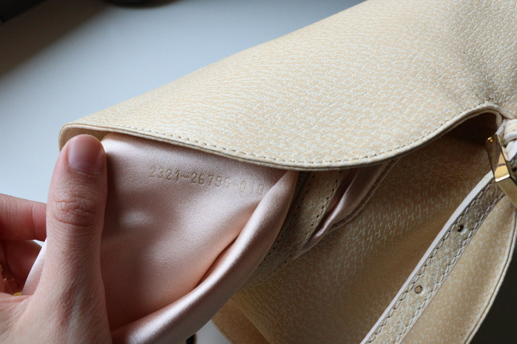 Fendi Baguette Flat con inserto in pietra color champagne nella chiusura