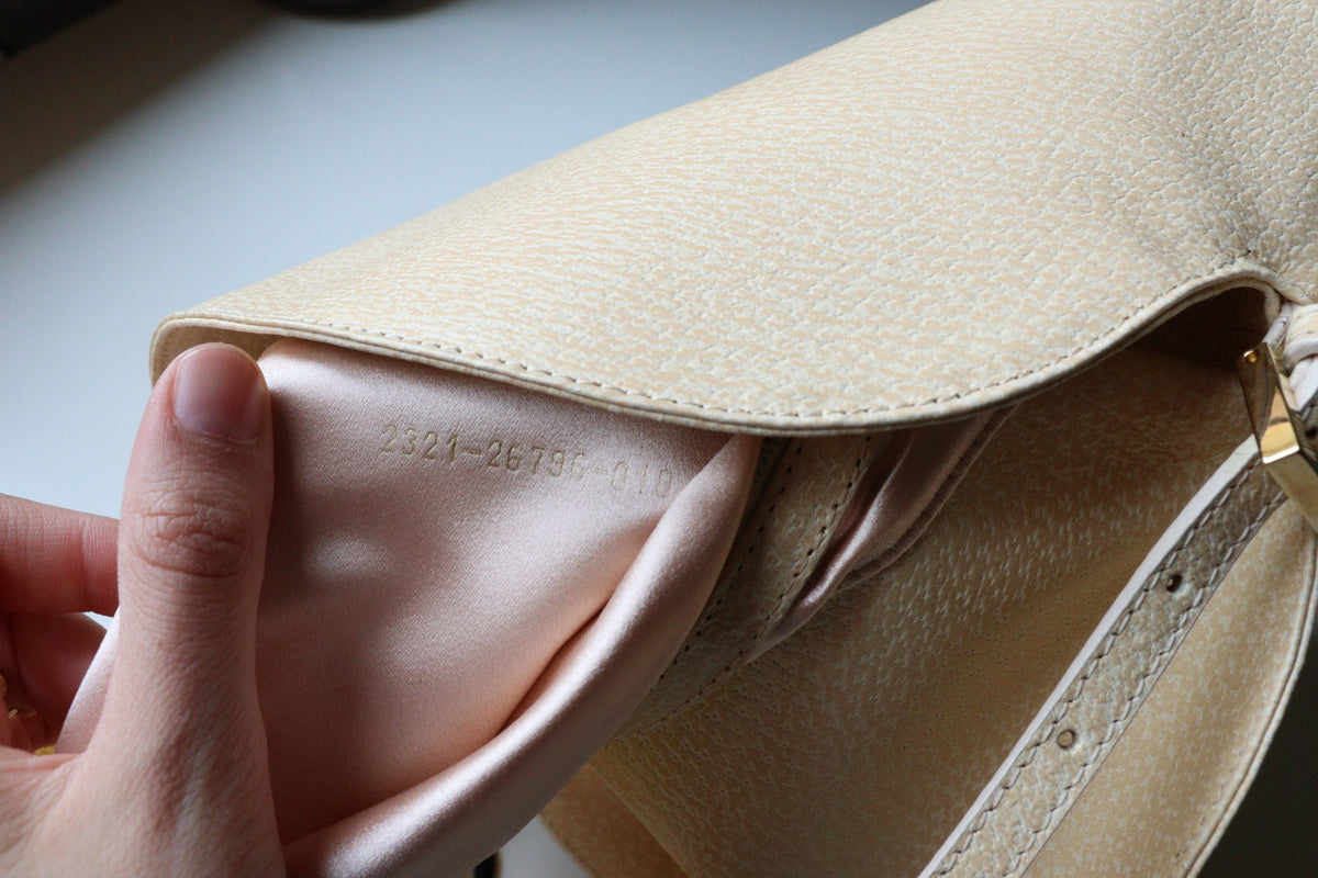Fendi Baguette Flat con inserto in pietra color champagne nella chiusura