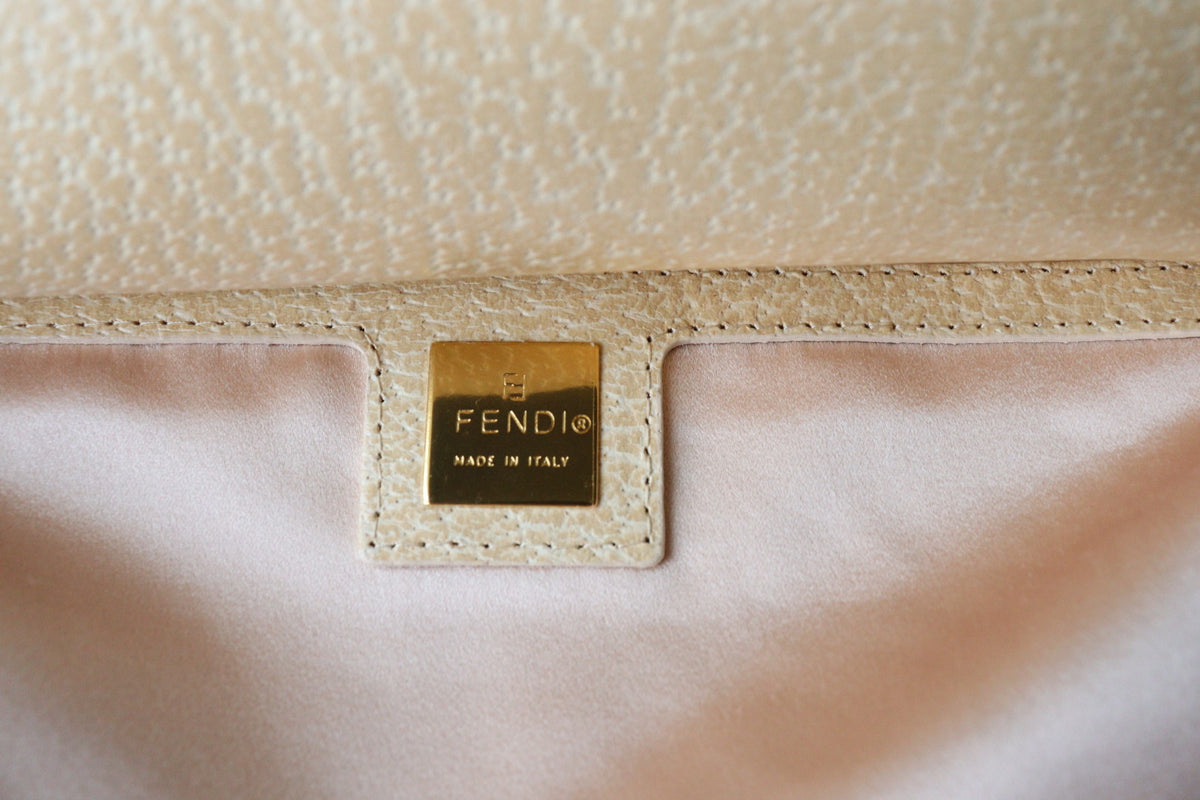 Fendi Baguette Flat con inserto in pietra color champagne nella chiusura