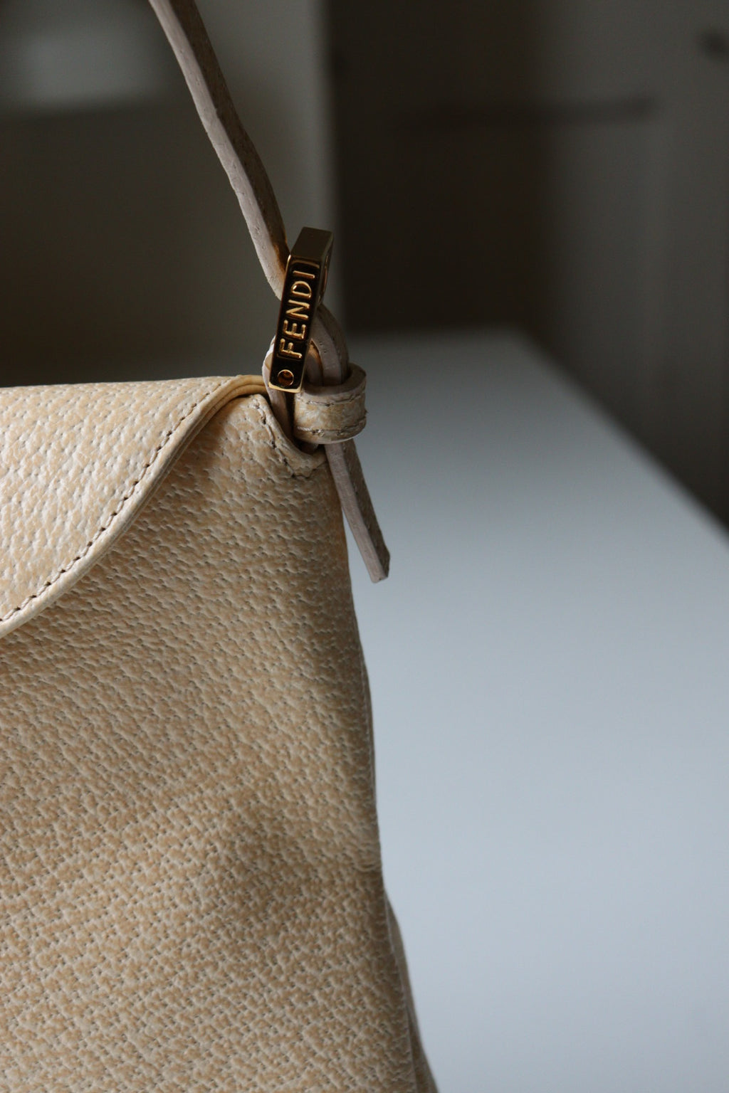 Fendi Baguette Flat con inserto in pietra color champagne nella chiusura