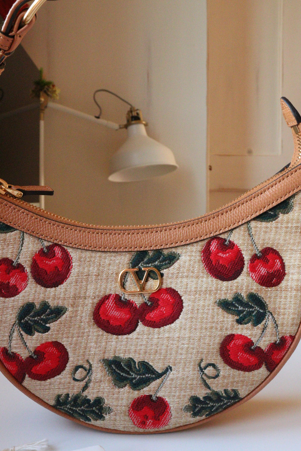 Mini Hobo Valentino Garavani in rafia con ricamo ciliegie