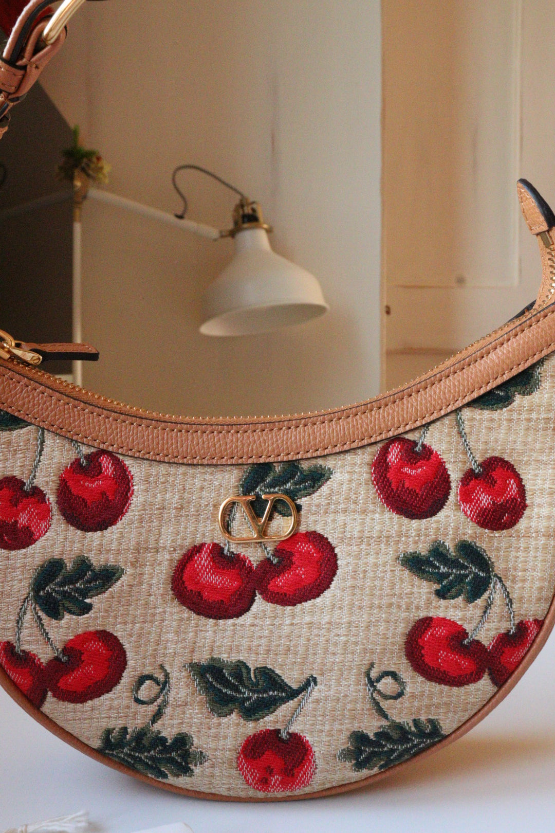 Mini Hobo Valentino Garavani in rafia con ricamo ciliegie