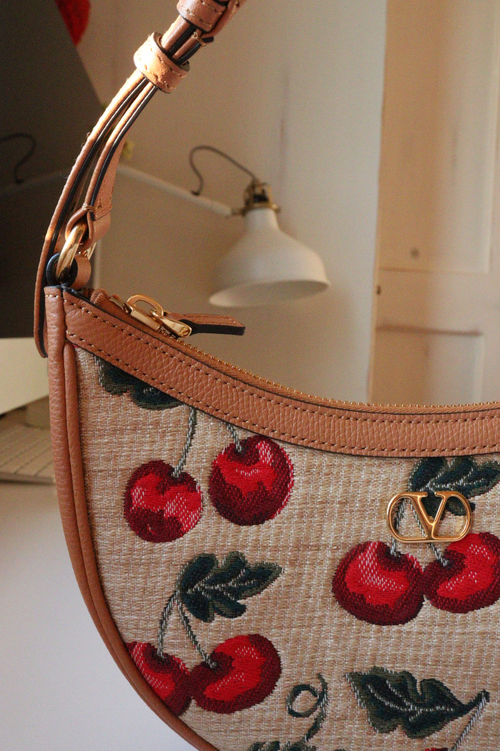 Mini Hobo Valentino Garavani in rafia con ricamo ciliegie