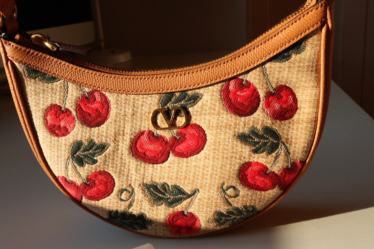 Mini Hobo Valentino Garavani in rafia con ricamo ciliegie