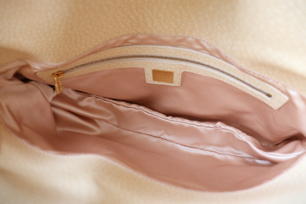 Fendi Baguette Flat con inserto in pietra color champagne nella chiusura