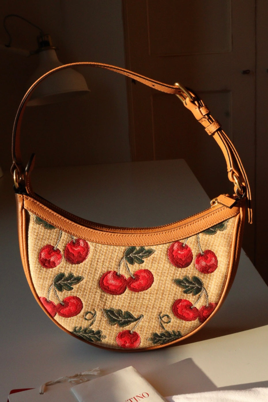 Mini Hobo Valentino Garavani in rafia con ricamo ciliegie