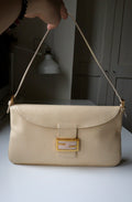 Fendi Baguette Flat con inserto in pietra color champagne nella chiusura
