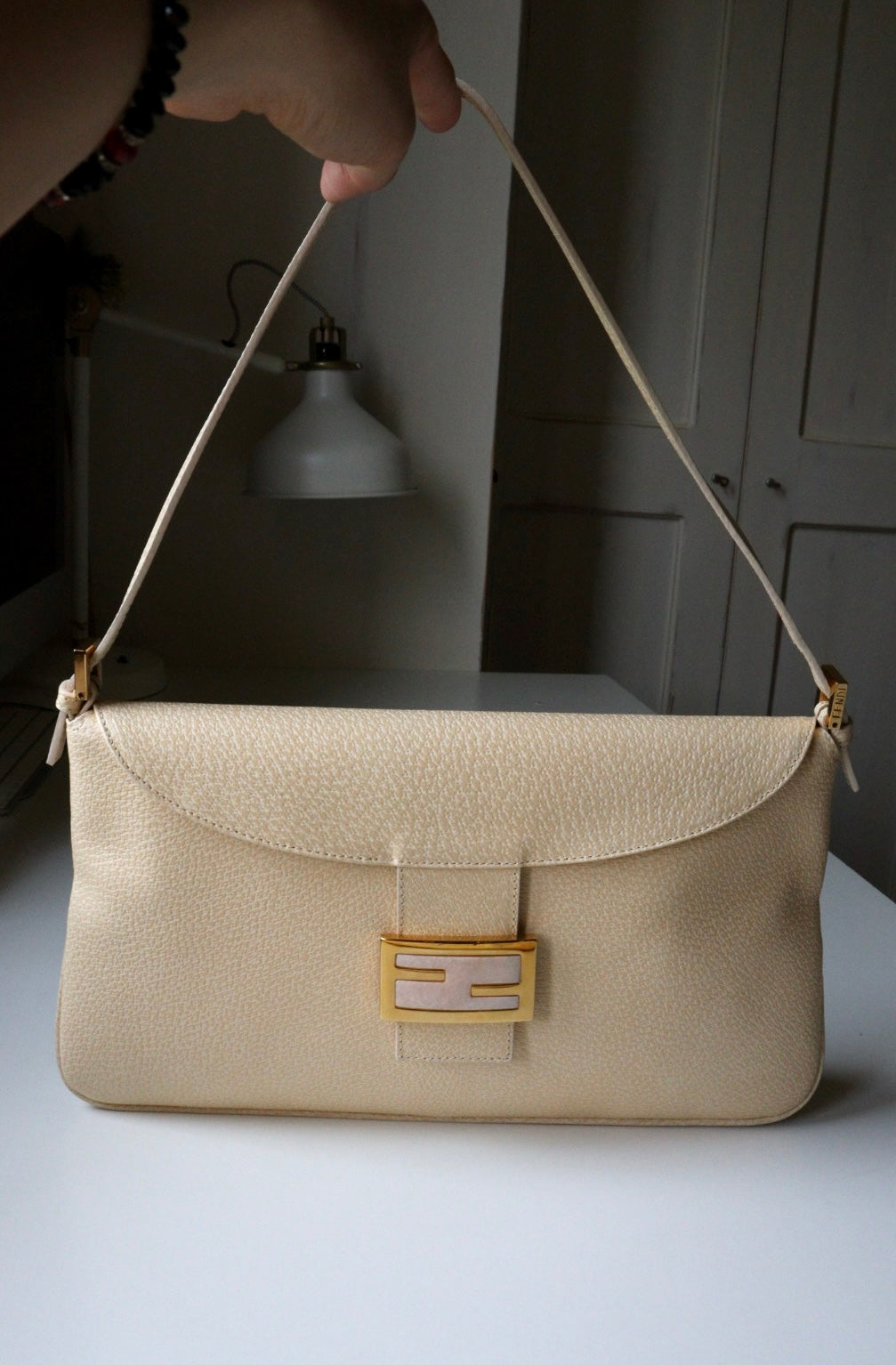 Fendi Baguette Flat con inserto in pietra color champagne nella chiusura
