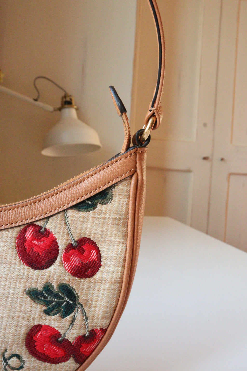 Mini Hobo Valentino Garavani in rafia con ricamo ciliegie