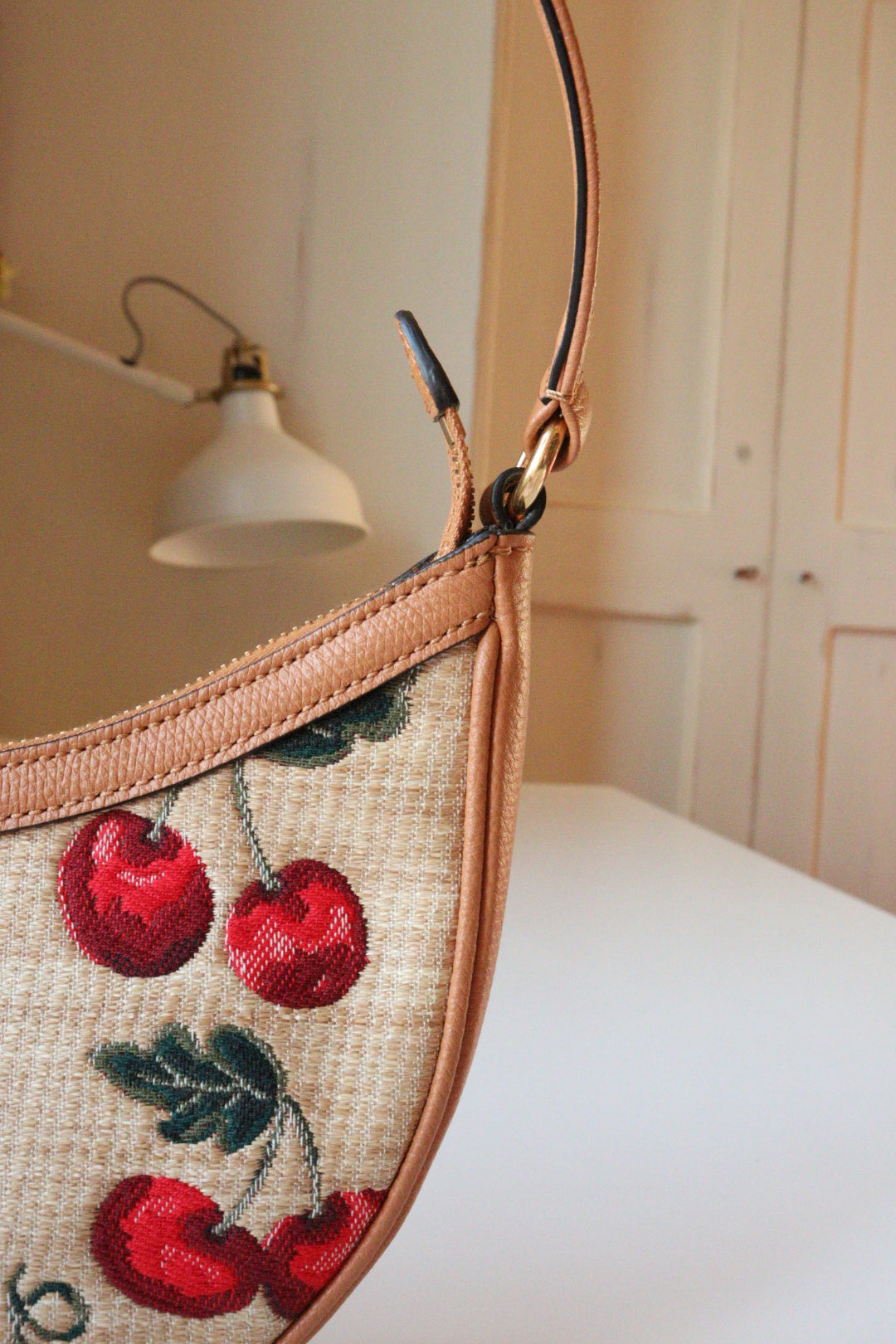 Mini Hobo Valentino Garavani in rafia con ricamo ciliegie