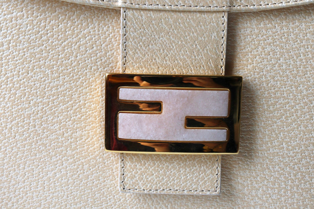 Fendi Baguette Flat con inserto in pietra color champagne nella chiusura