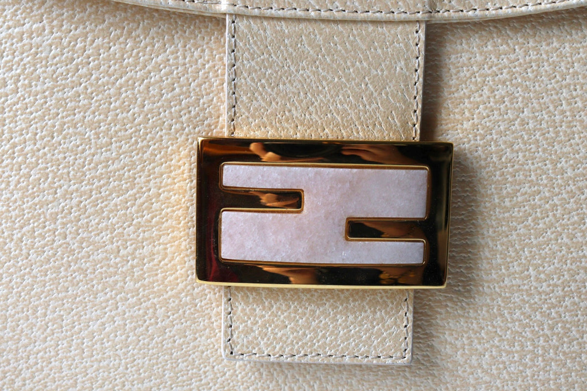Fendi Baguette Flat con inserto in pietra color champagne nella chiusura
